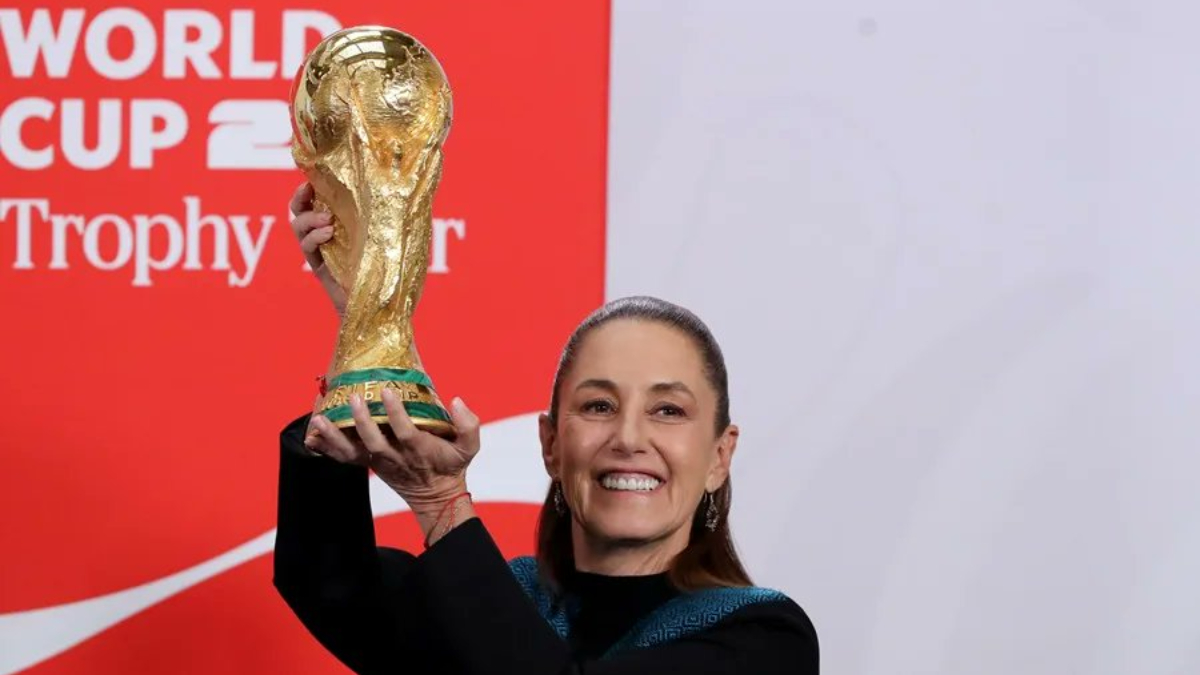 Claudia Sheinbaum y Bebeto levantan la copa del Mundial de Futbol 2026 en Palacio Nacional.