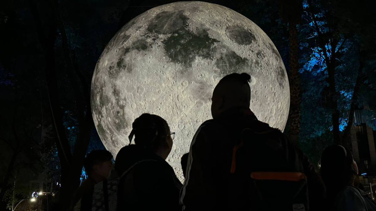 La instalación de la Luna gigante en Paseo de la Reforma amplía su exhibición en la Ciudad de México. 📸: Webcams de México