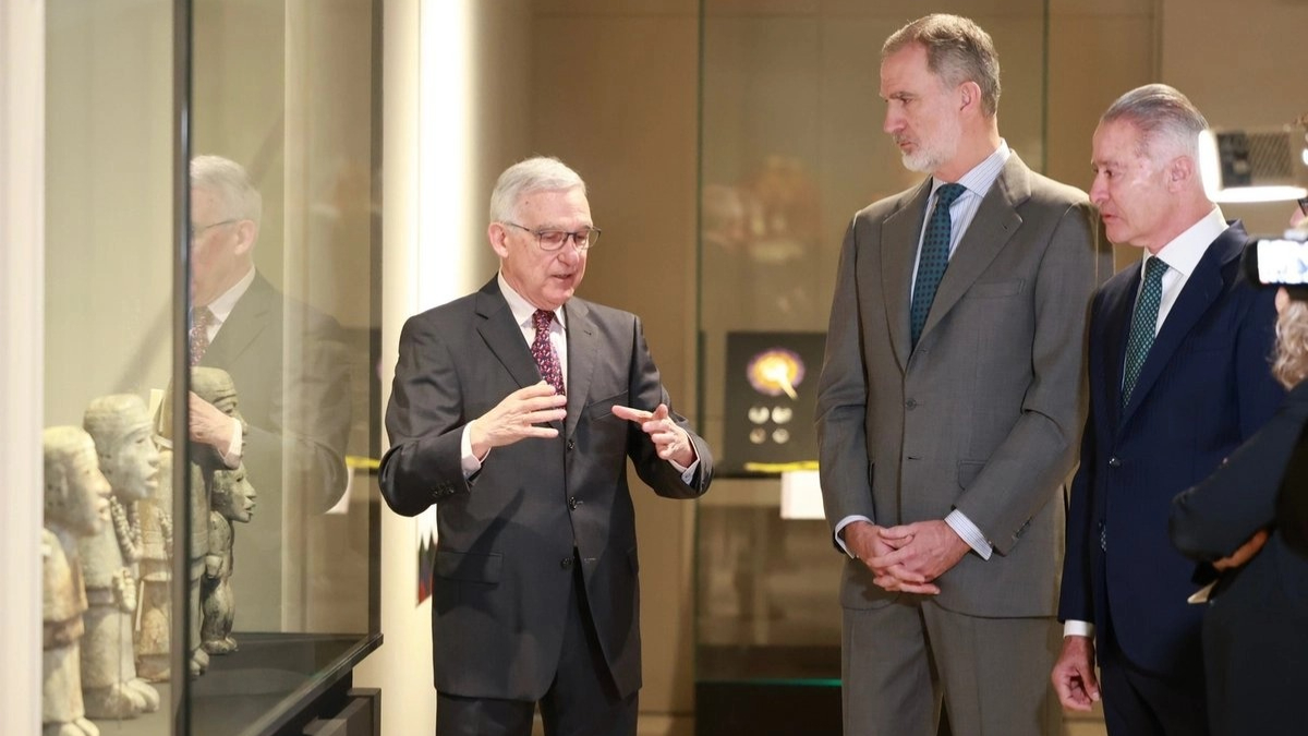 El rey Felipe VI reconoció abusos y controversias durante la Conquista y el periodo colonial en México, durante una visita a una exposición en Madrid sobre culturas indígenas.
