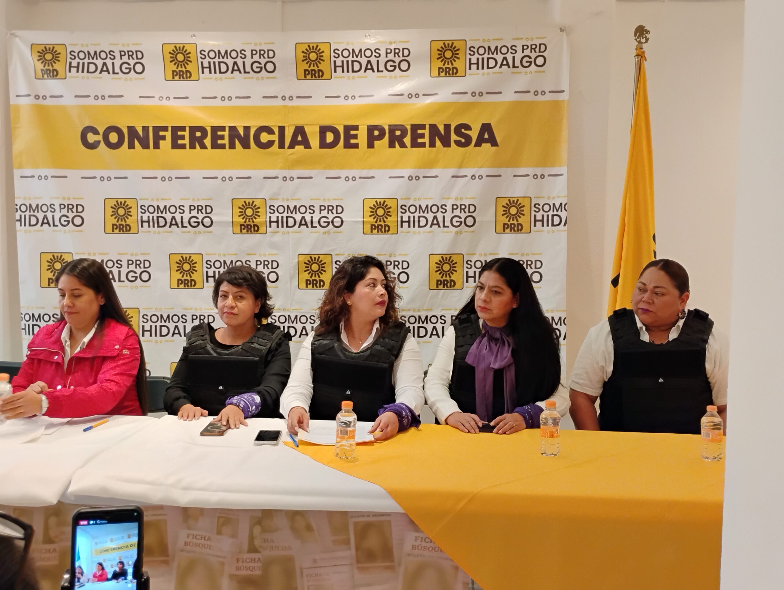 Con chaleco antibalas, PRD Hidalgo pide a gobierno activar alerta de género