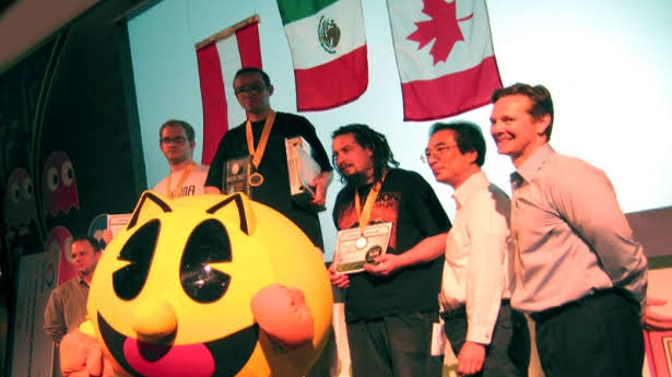 Carlos Daniel Borrego con la Xbox 360