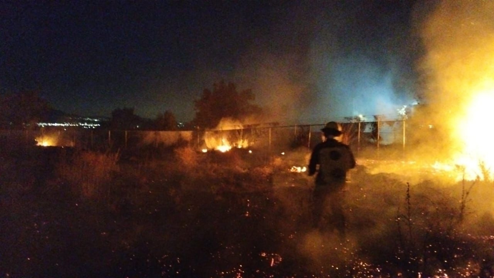 Bomberos atienden incendio