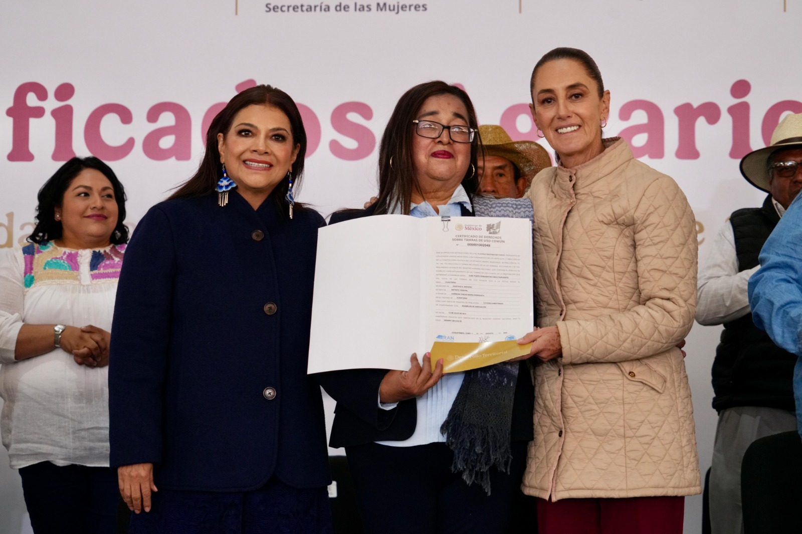 Claudia Sheinbaum entrega documentos agrarios a mujeres