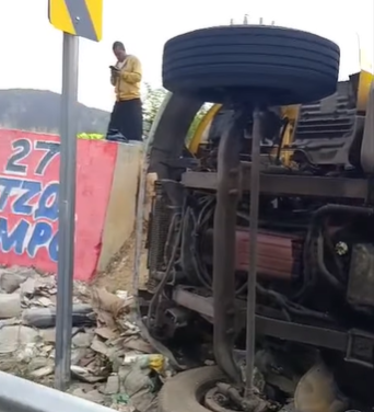 Camión vuelca en Huejutla