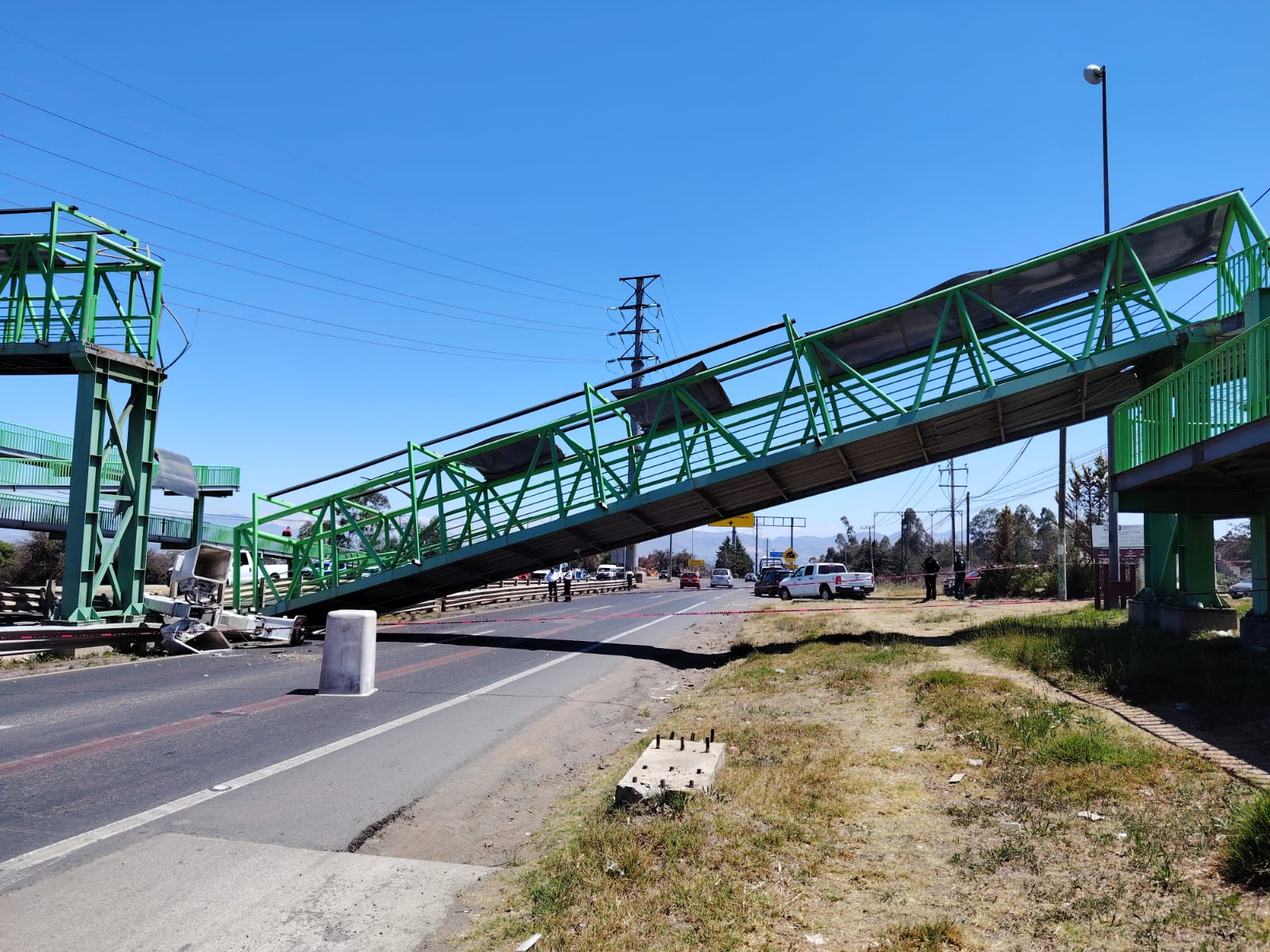Puente peatonal dañado