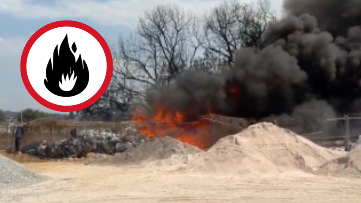 Columna de humo tras registrarse incendio en recicladora de Ecatepec, en la zona de Chiconautla.