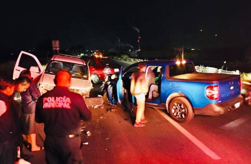 Personal de Seguridad Pública y Protección Civil resguardaron la zona del siniestro cerca del puente de la Refinería.