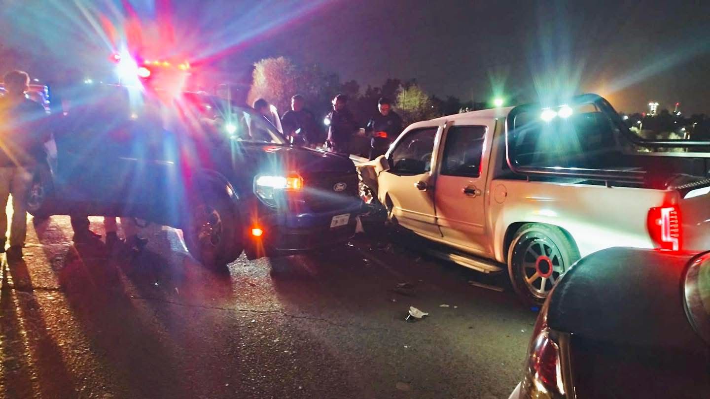 Camionetas siniestradas tras choque frontal en la carretera Jorobas-Tula.