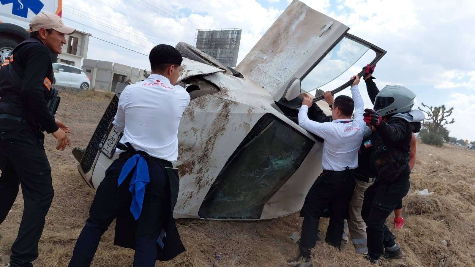 Exceso de velocidad sería la causa… así quedó un auto tras volcadura en Hidalgo