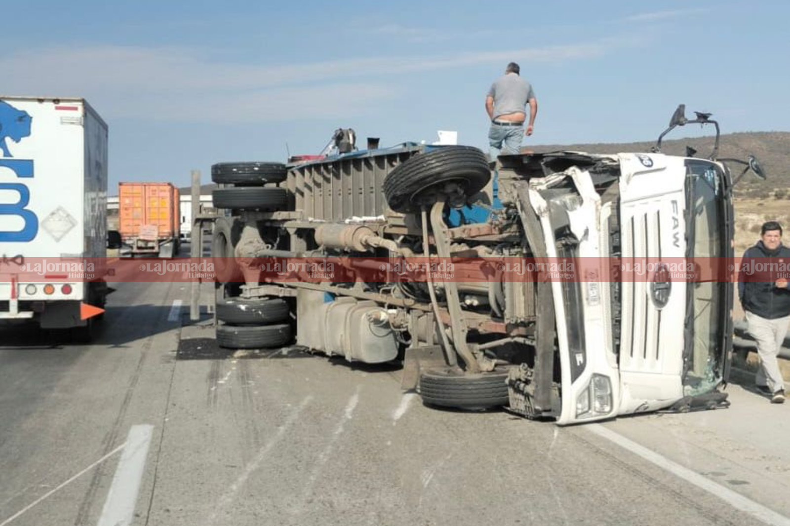 Dos personas resultaron lesionadas tras un choque entre unidades de carga en el Arco Norte; autoridades trabajan para liberar la vialidad.