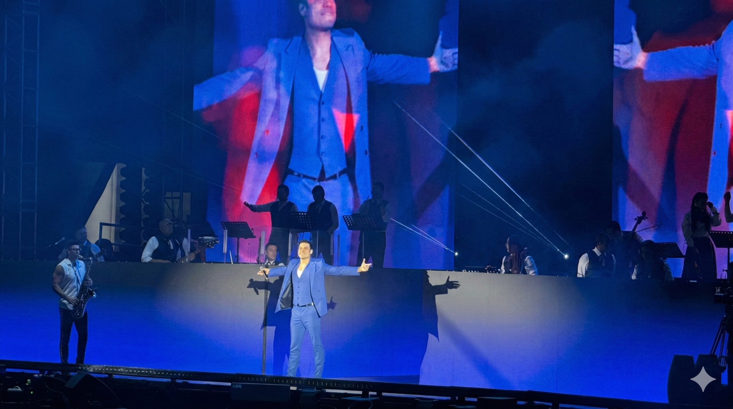 Carlos Rivera cantando con mariachi en la Plaza de Toros de Pachuca.