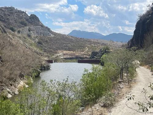 Autoridades acordonan presa en Tepeitic tras hallazgo de un hombre con manos atadas y golpes visibles.