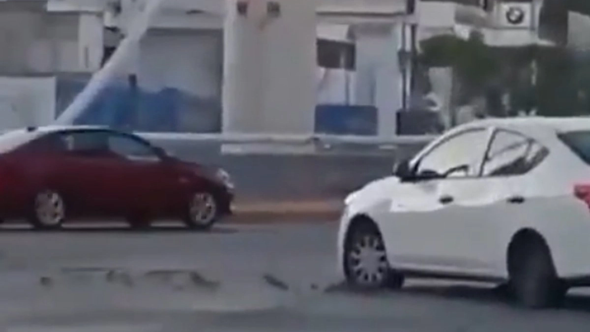 Automóvil Kia blanco con impactos de bala y neumáticos ponchados en Guadalajara.