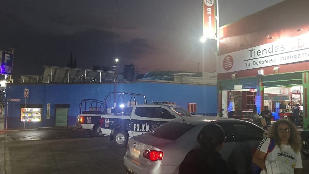 Un presunto robo en una tienda de Acayuca terminó en forcejeo: empleados enfrentaron al sospechoso y lo mantuvieron retenido hasta que llegó la policía.