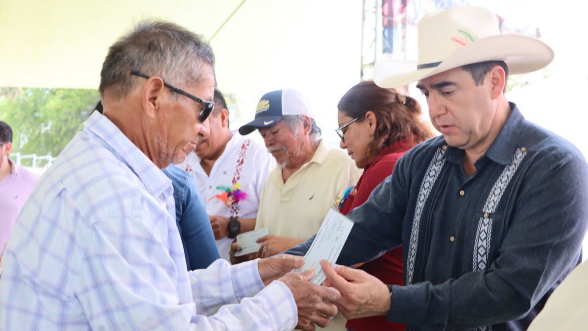 Productores de Hidalgo reciben semillas y equipo de invernadero de la Saderh en Alfajayucan.
