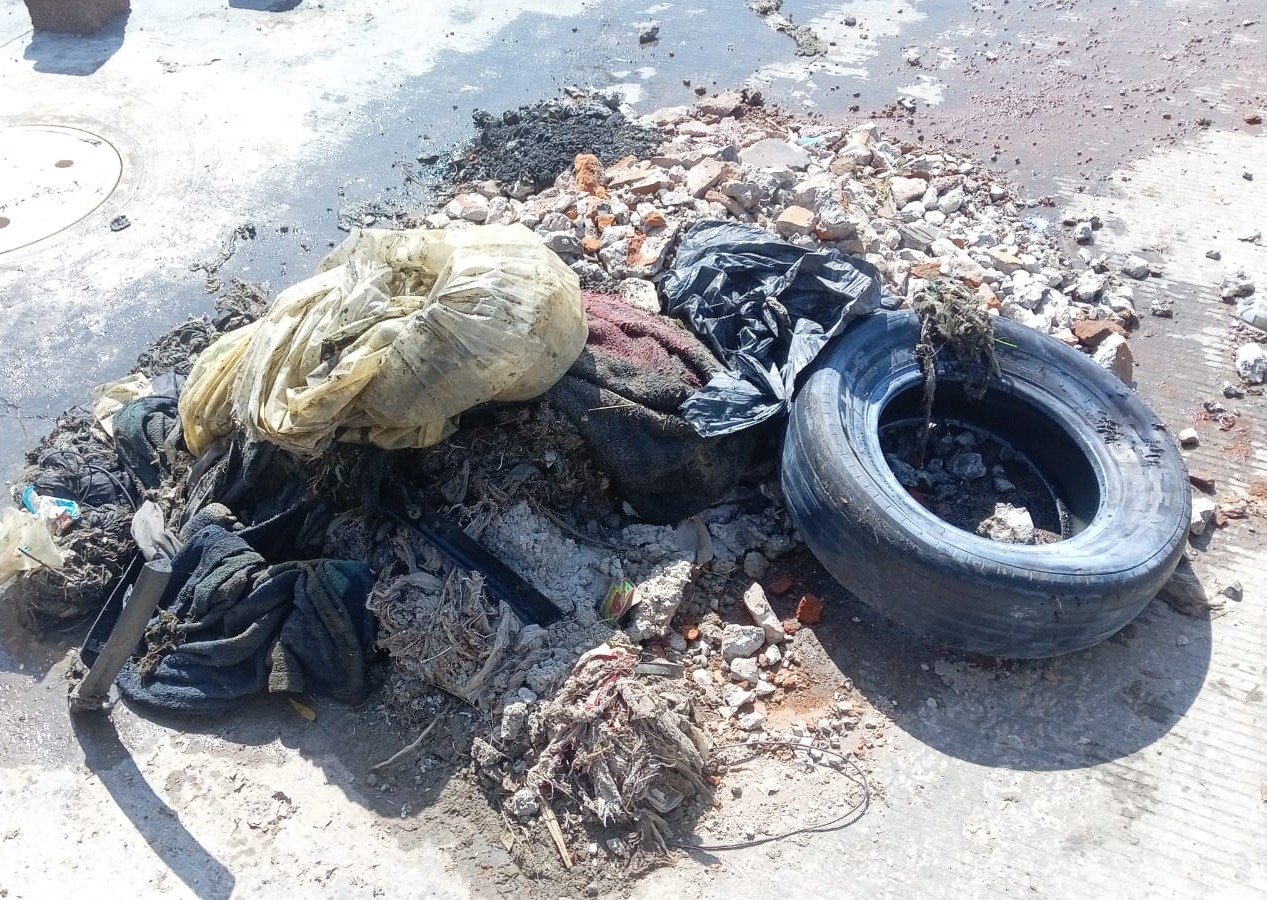 Trabajadores de Caasim limpian drenaje