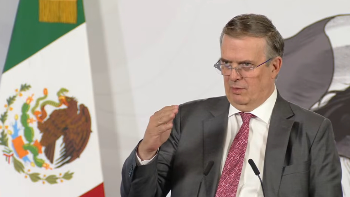 El secretario Marcelo Ebrard negó haber usado recursos públicos por su hijo en Londres.