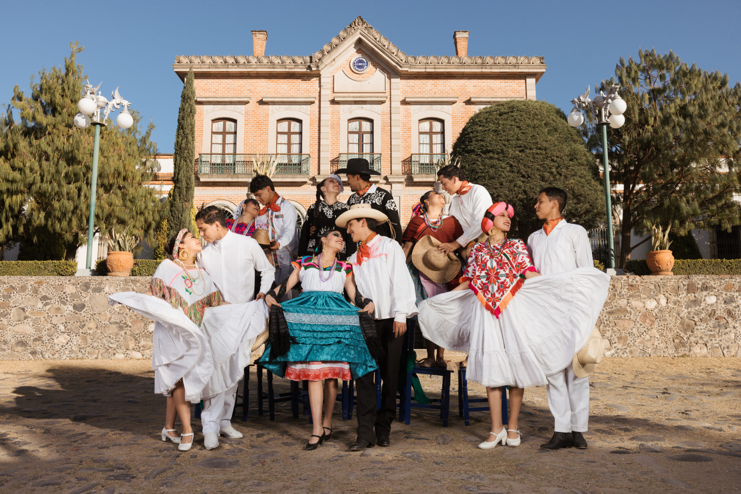 Parejas bailando huapango