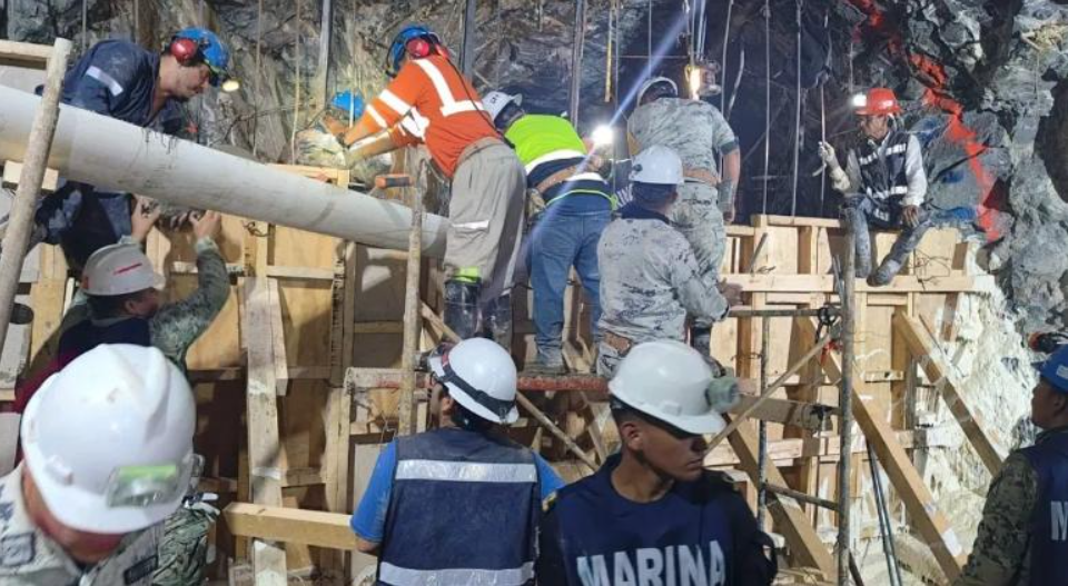 Labores de búsqueda y rescate en mina de Sinaloa