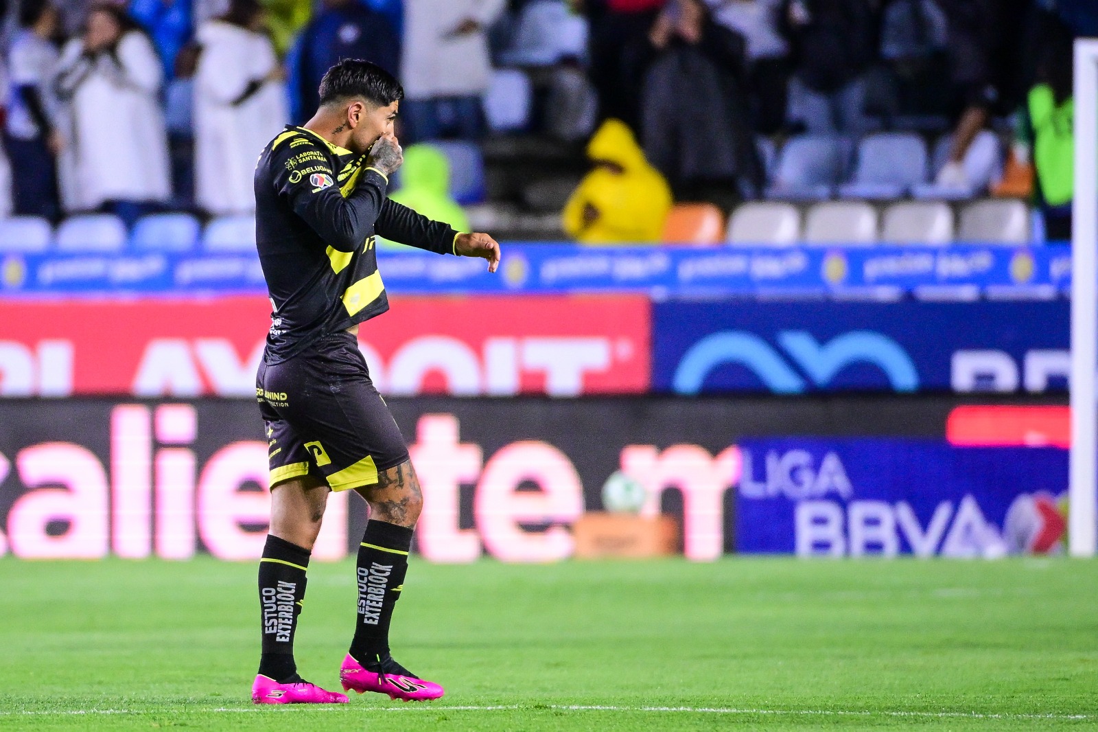 Victor Guzmán anota hat-trick en la victoria de Pachuca 4-2 sobre Santos