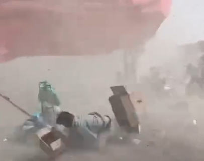 Ráfaga de viento derriba puestos de tianguis en Actopan