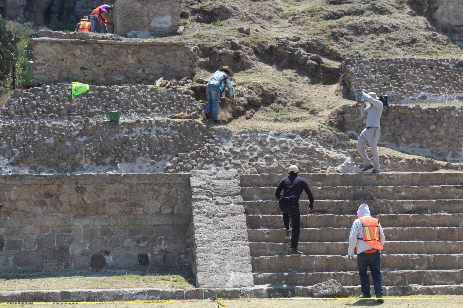Trabajadores reportaron el hallazgo de restos humanos y de un jaguar durante labores en Huapalcalco