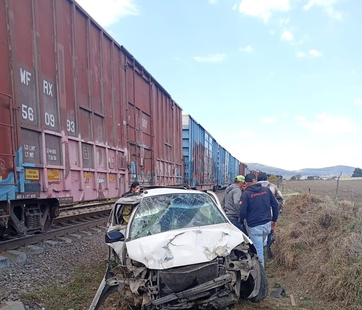 Tren impacta automóvil en Actopan