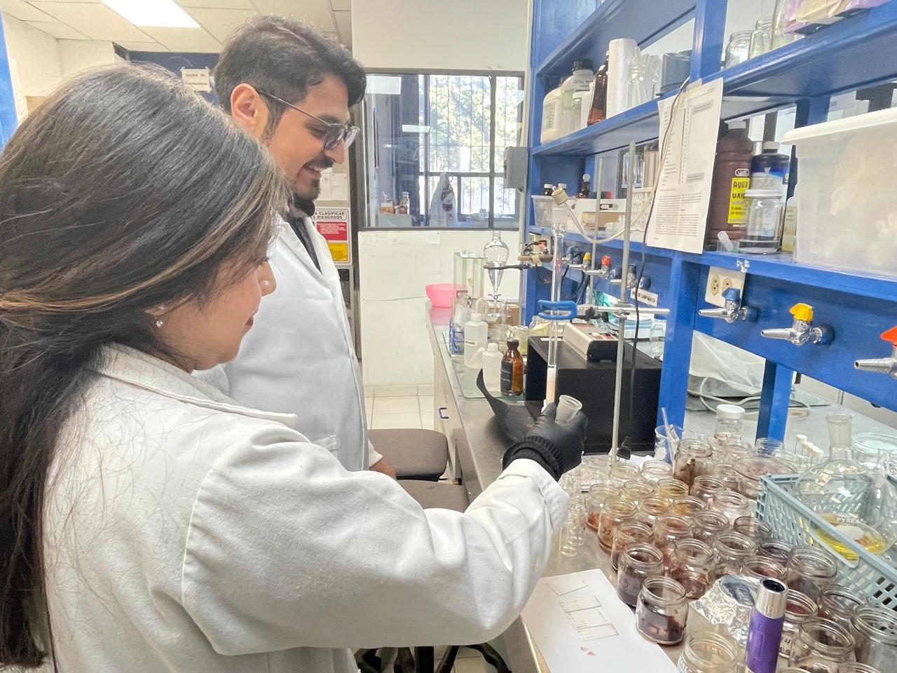 UAEH investiga pesticidas naturales para combatir moscos en la presa Endhó