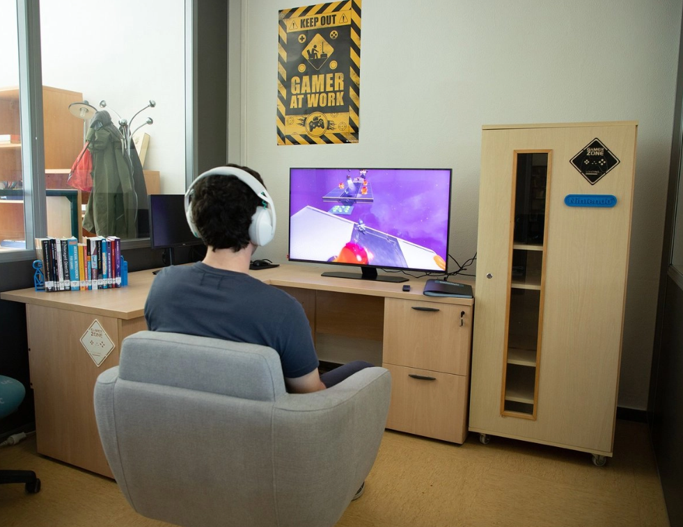 Joven jugando videojuegos