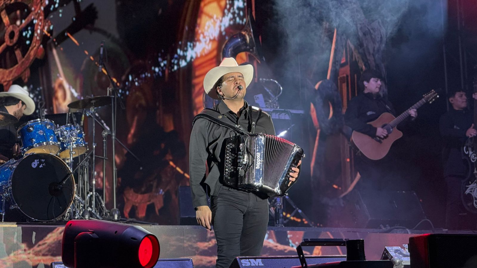 Fidel Castro de Marca Registrada hablando en rueda de prensa sobre cambios en letras de corridos.