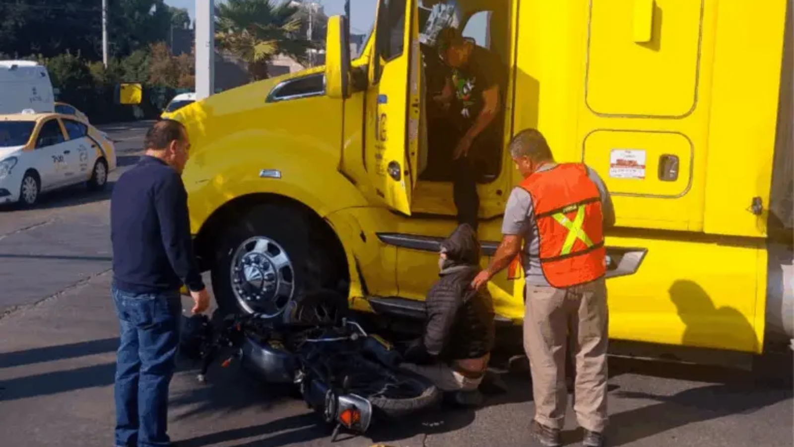 Accidente entre motocicleta y tráiler