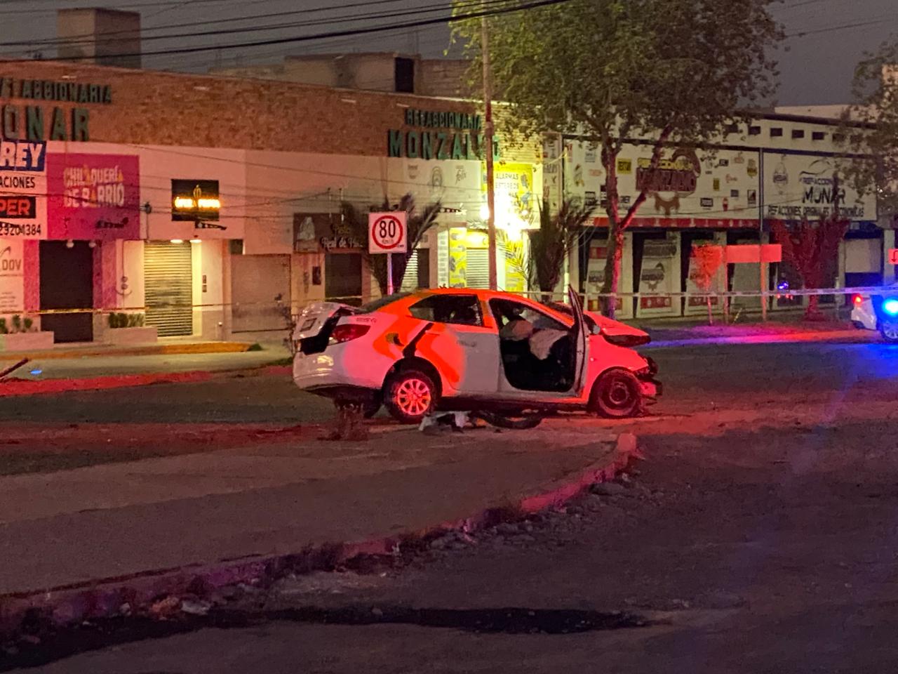 ¡Accidente fatal! Taxi se impacta contra árbol; deja un muerto y un herido en Pachuca