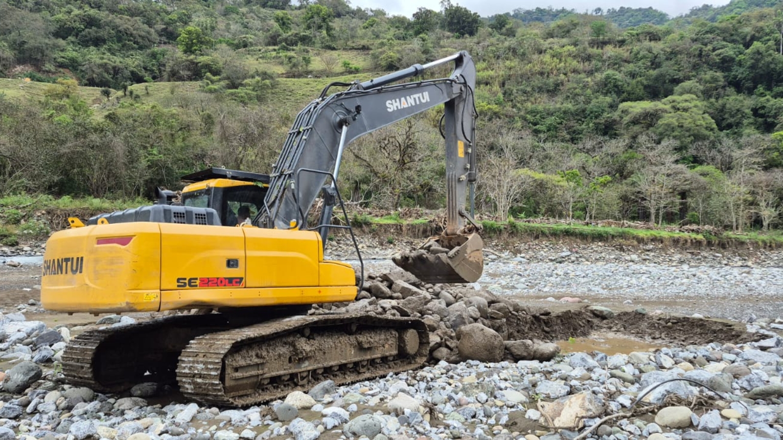 Trabajos de desazolve en el Río Tlacolula