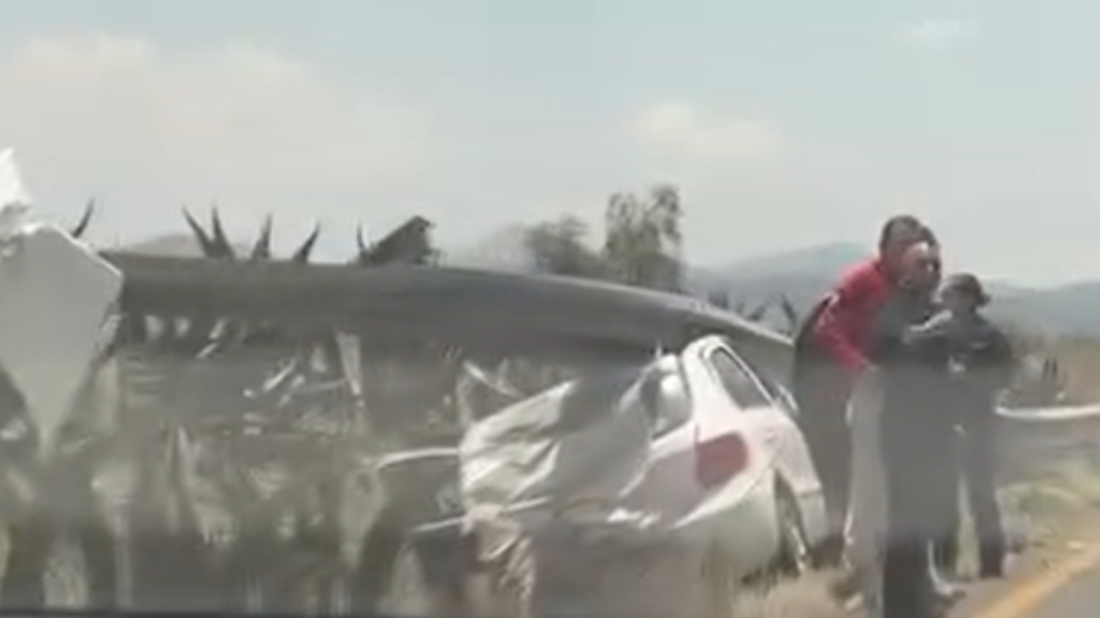 Auto chocado contra barrera metálica