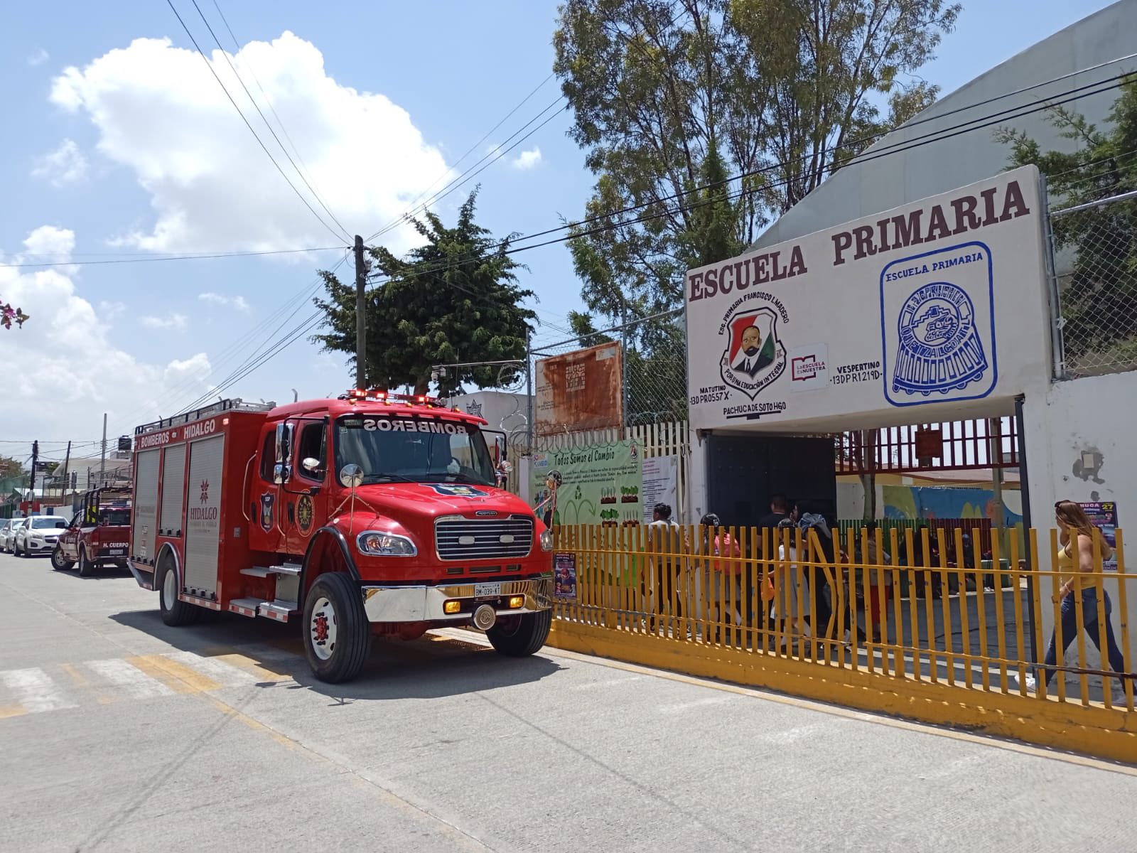 Evacuación de alumnos en primaria por olor a gas en Pachuca