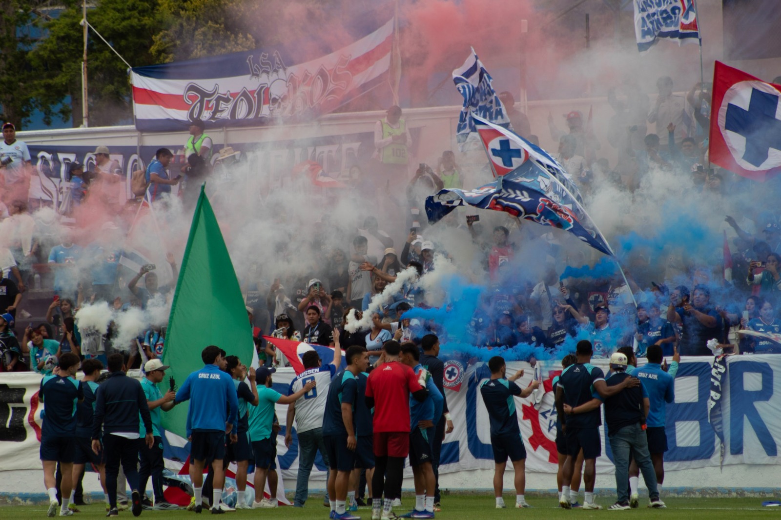 Entre bengalas y cánticos, la afición encendió la ilusión… ¿será el impulso que necesitaba la Máquina?