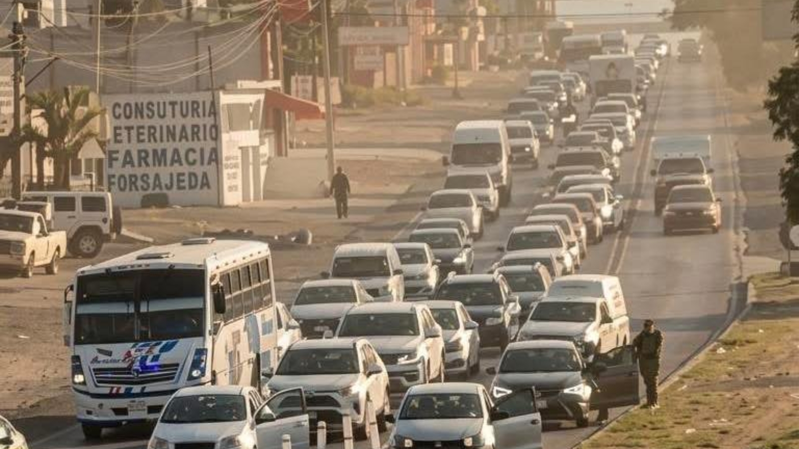 Mujer en labor de parto en carretera