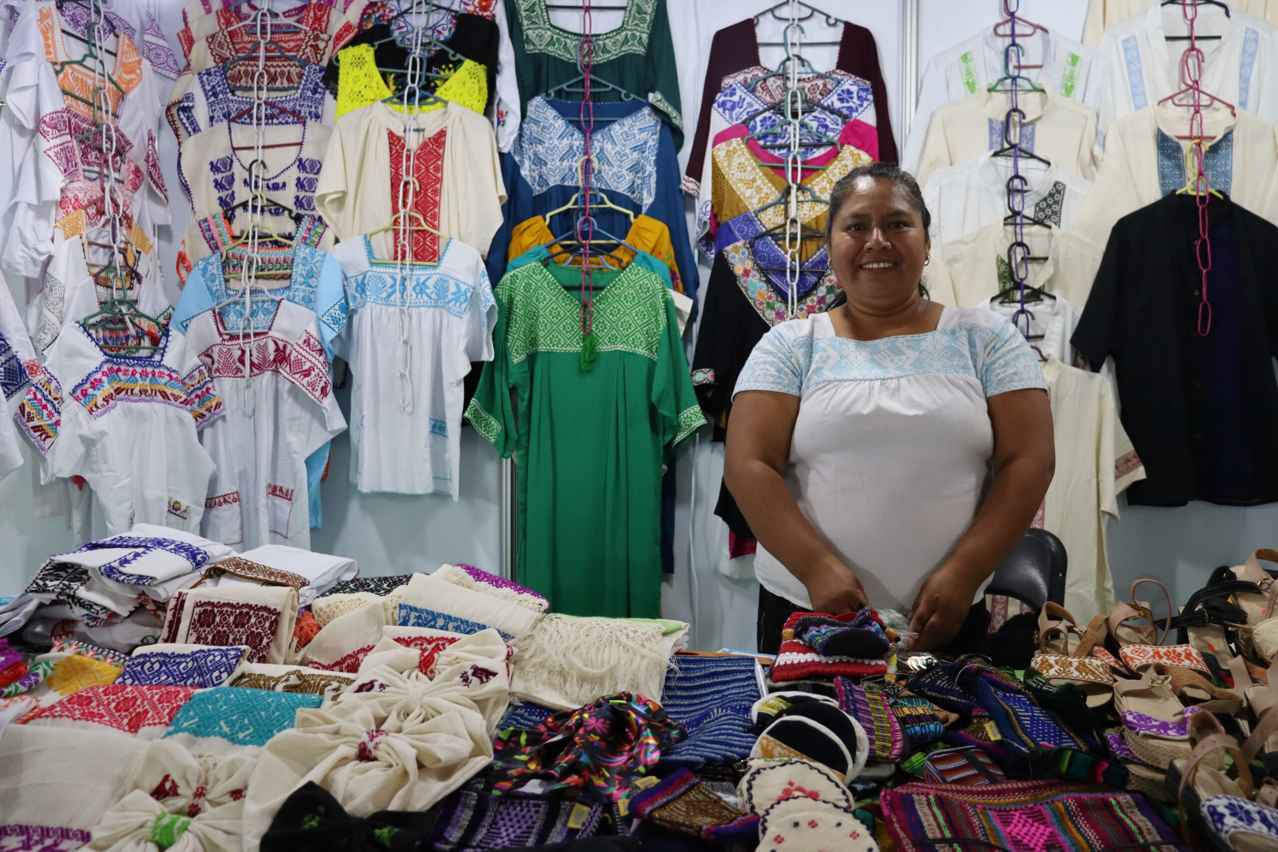 Artesanos exhiben productos en feria de Hidalgo