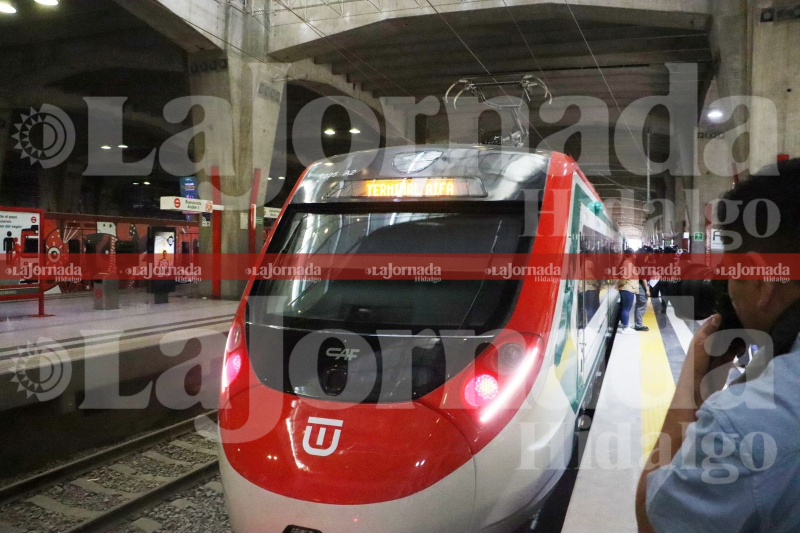 Tren suburbano llegando al AIFA en nueva ruta ferroviaria