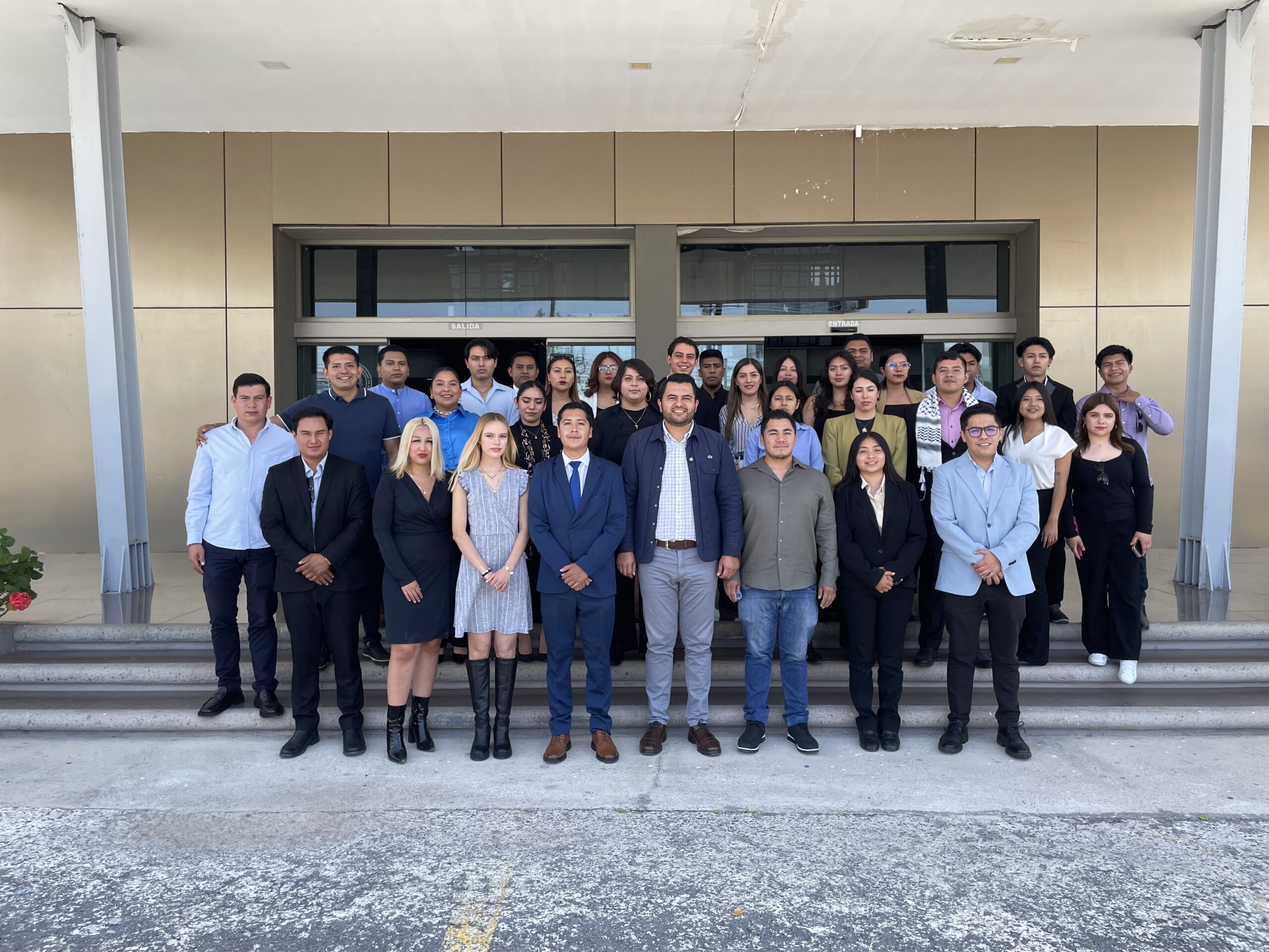 Jóvenes durante toma de protesta en el Congreso de Hidalgo