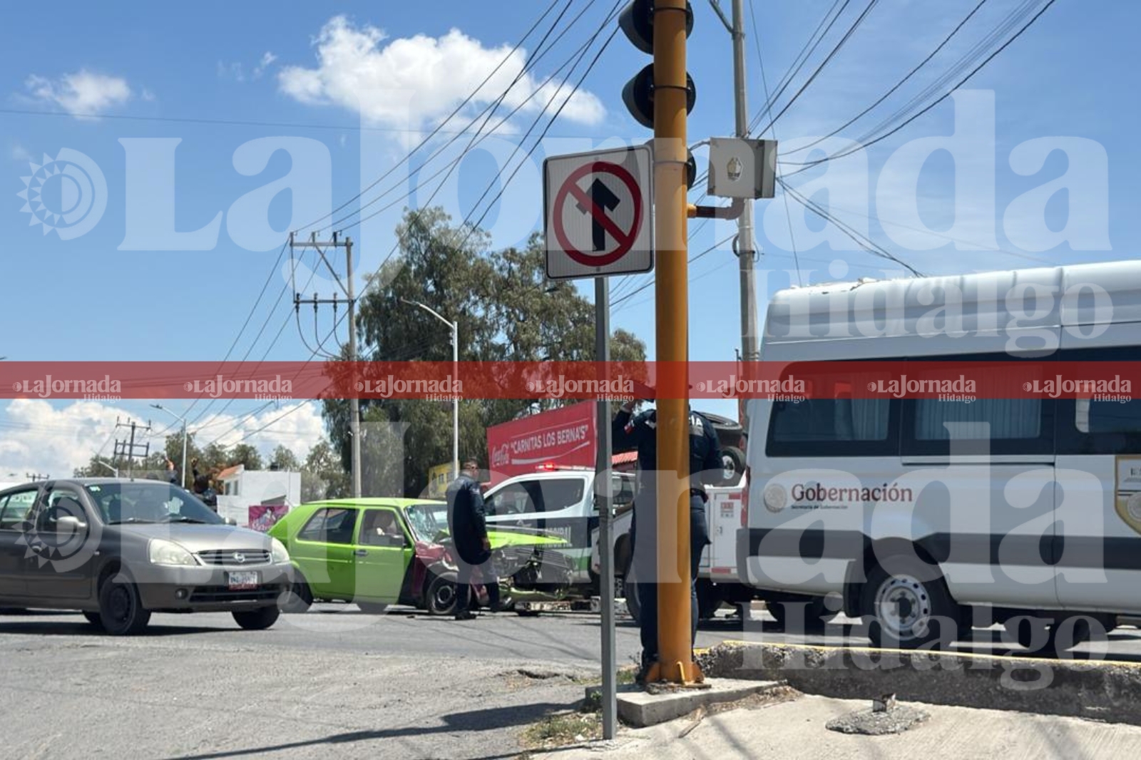 Choque entre patrulla y automóvil