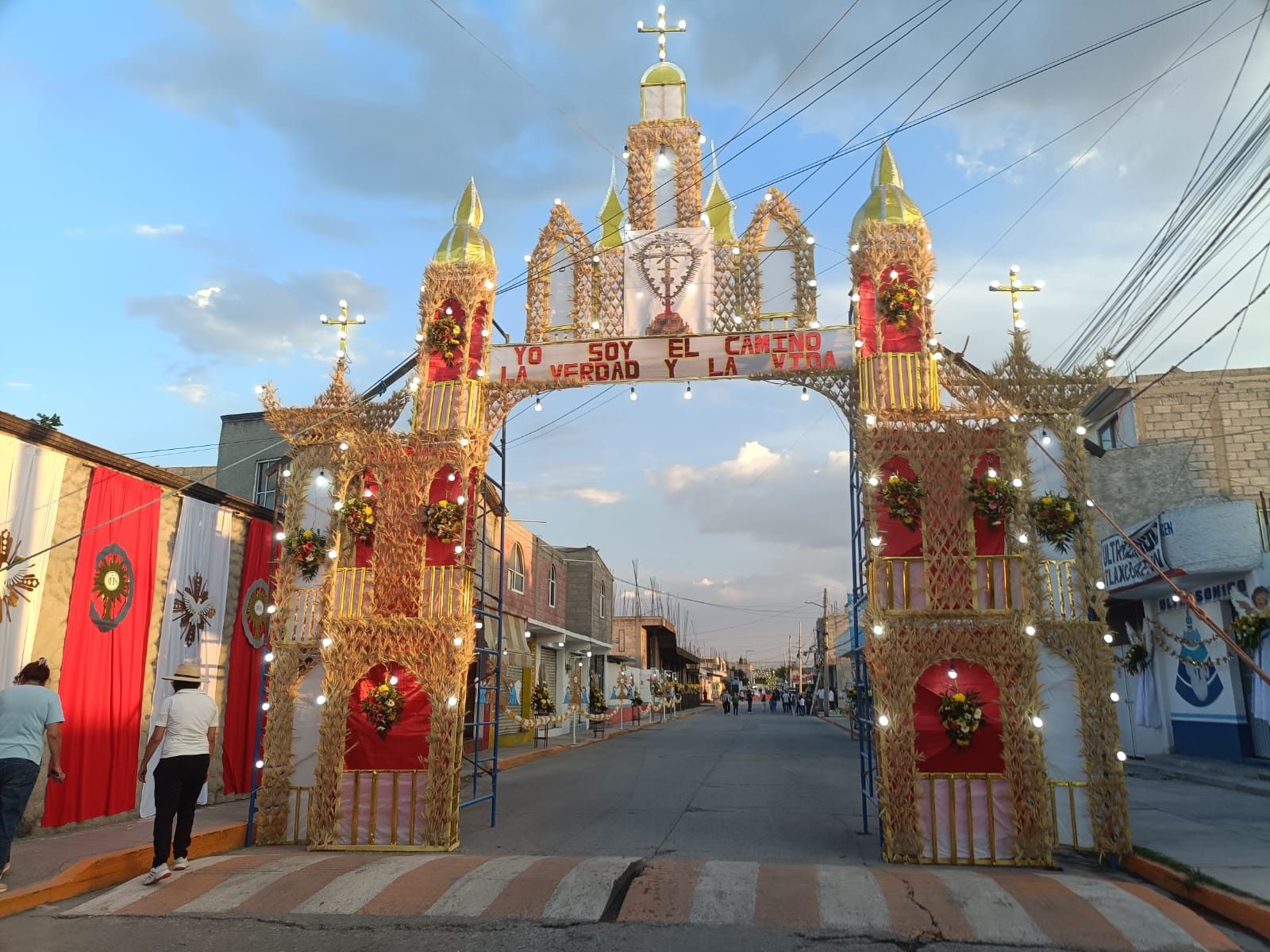 Sin tapetes en varias calles, pero con la misma fe: así se vivió la Procesión de las Espigas