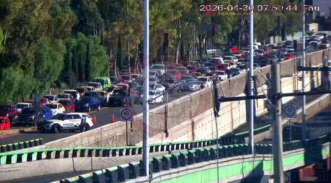 Filas de autos en tráfico lento