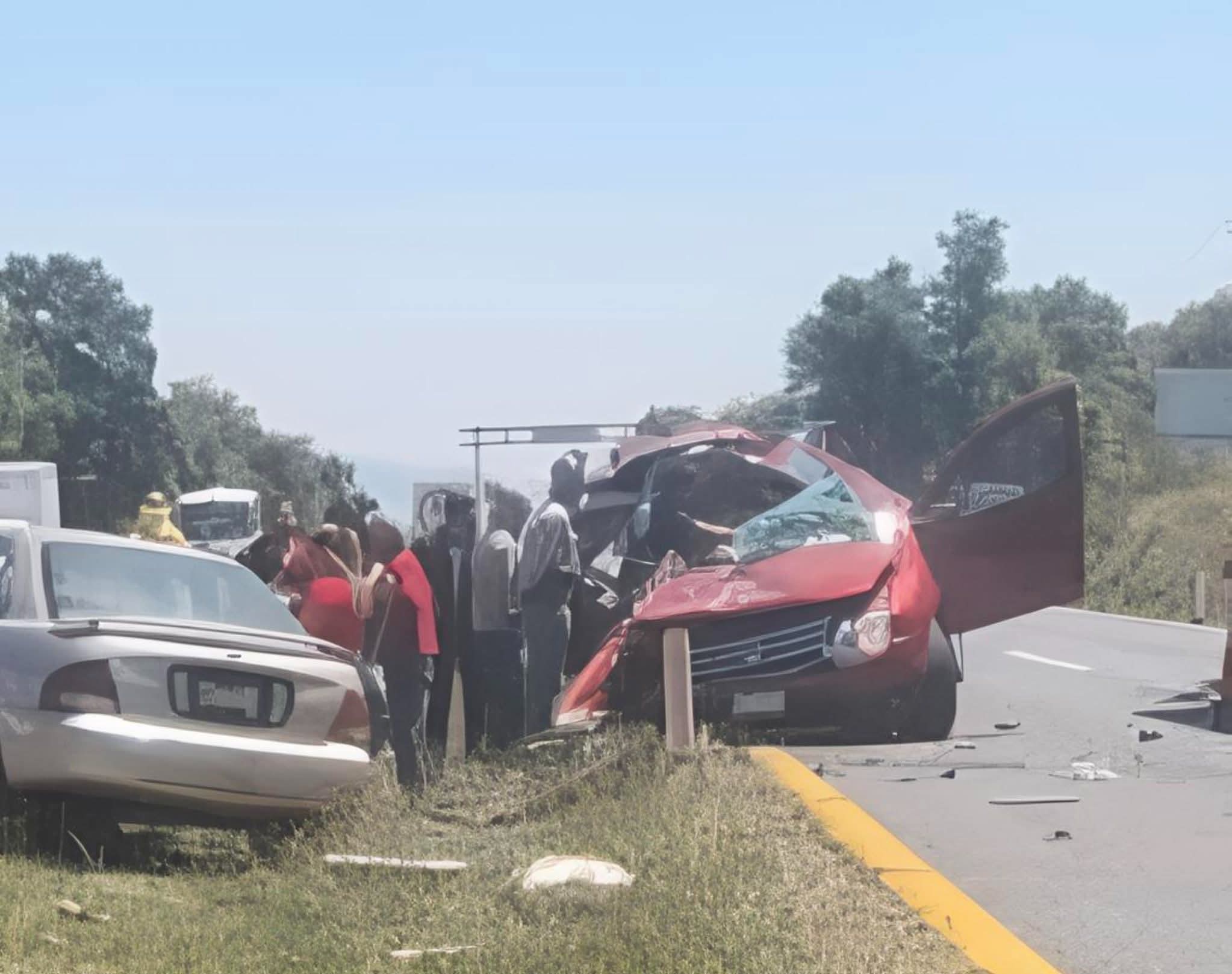 Camioneta dañada tras choque
