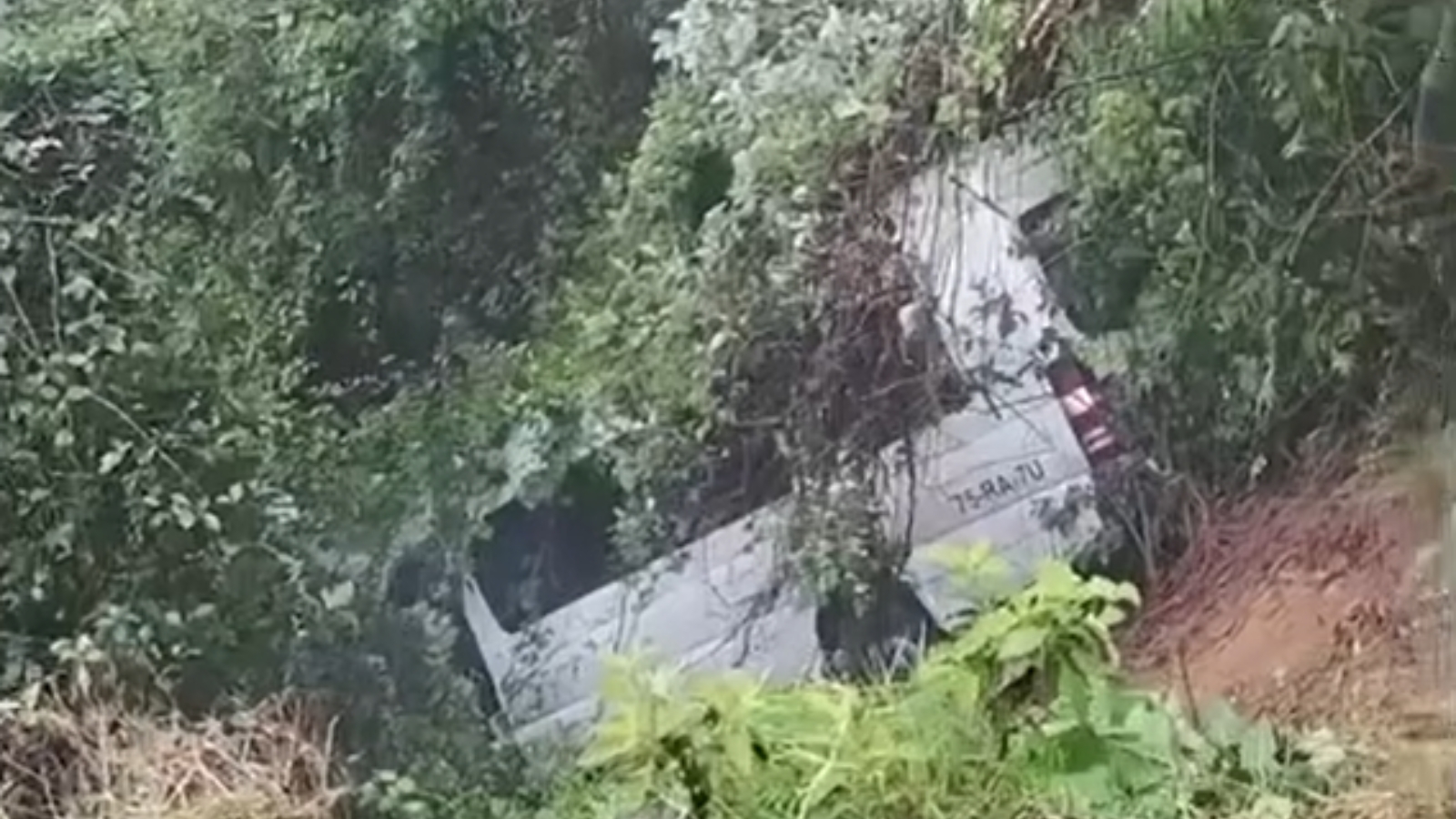 Unidad de transporte caída en pendiente