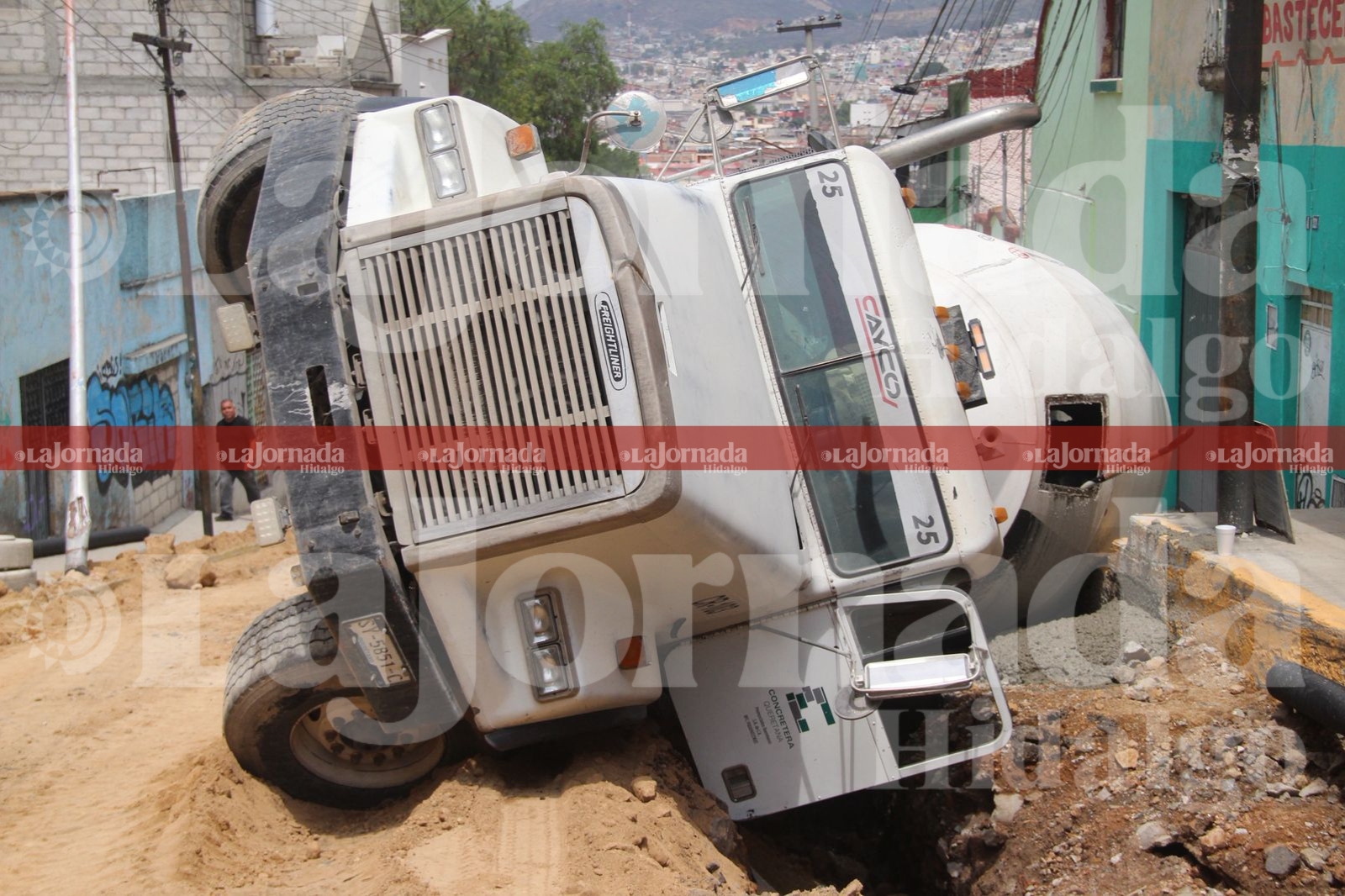 Camión revolvedor volcado