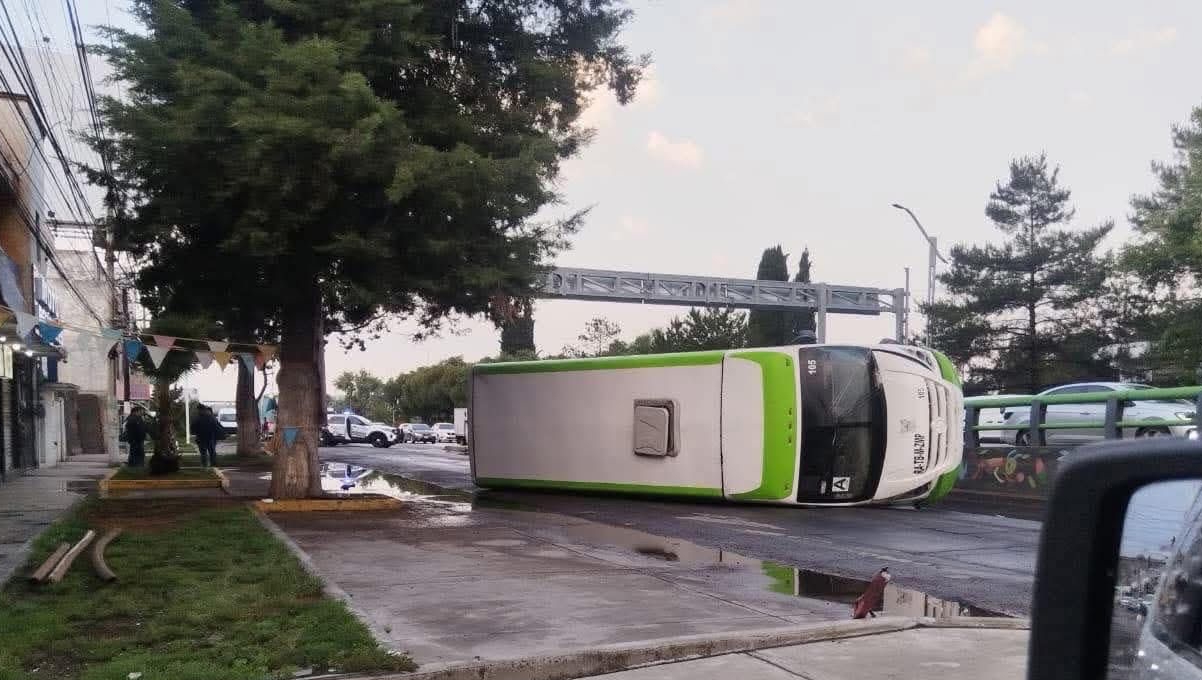 Unidad alimentadora del Tuzobús inclinada sobre el bulevar Felipe Ángeles en Pachuca.