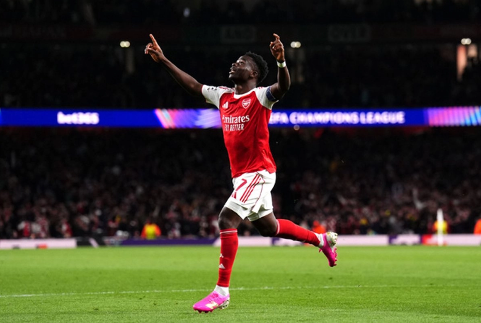 Bukayo Saka celebra el gol con el que el Arsenal clasifica a la final de la Champions League