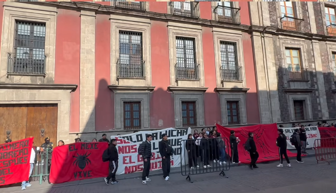 manifestación del mexe en palacio nacional