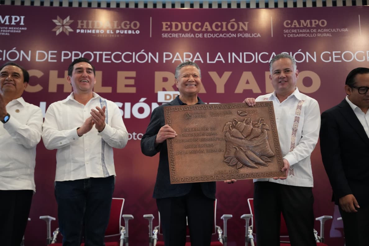 Santiago Nieto entrega declaratoria de Indacción geográfica del chile rayado en La Misión